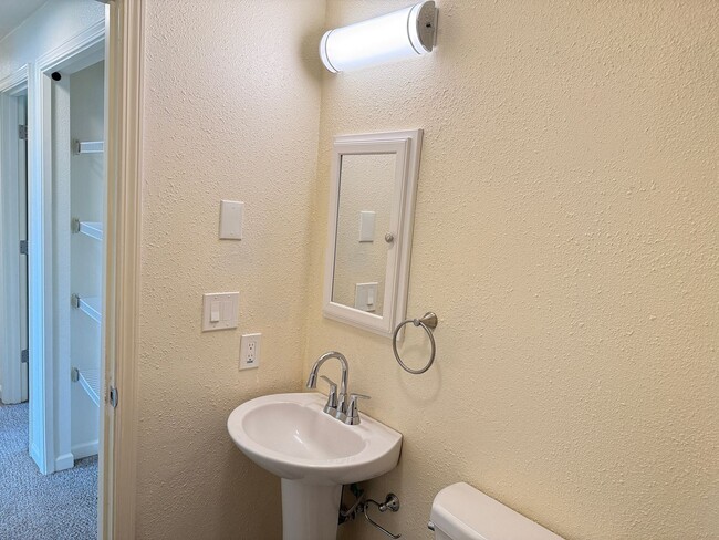 Building Photo - Updated 3-bedroom 1.5 bath duplex in Eugene!