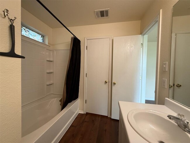 Building Photo - 316 Meadow Park Dr