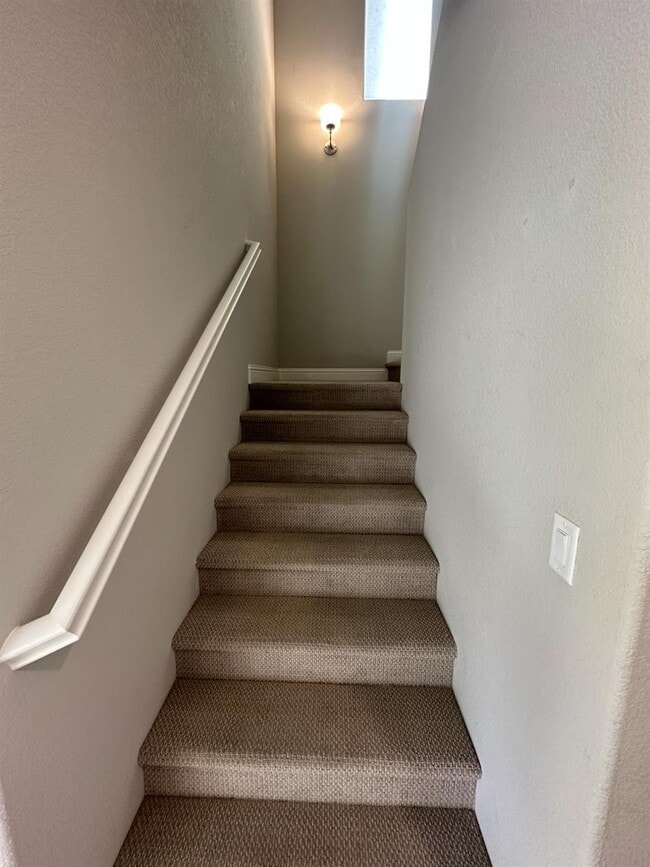 Building Photo - 1325 E Via Viola Way