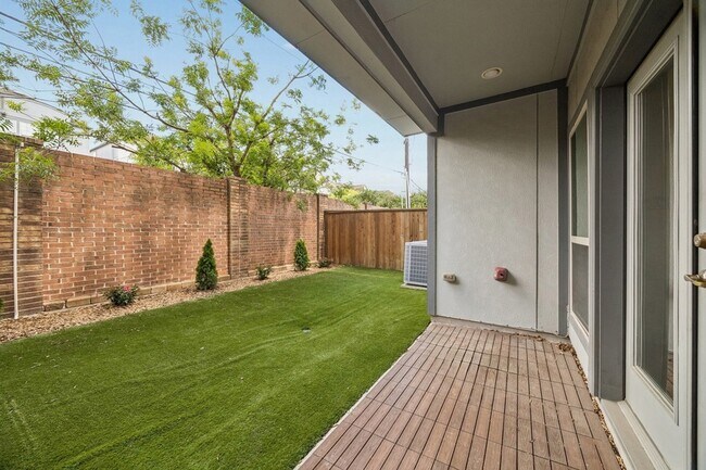 Building Photo - 1704 Oak Leaf Pass Dr