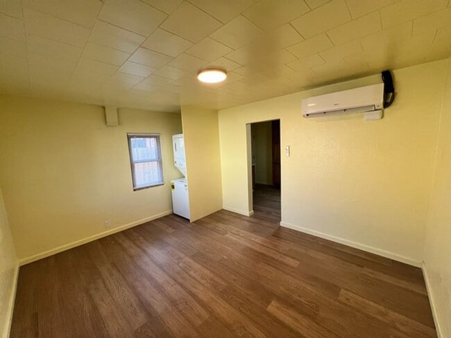 Building Photo - Central Sparks 2 Bedroom Duplex