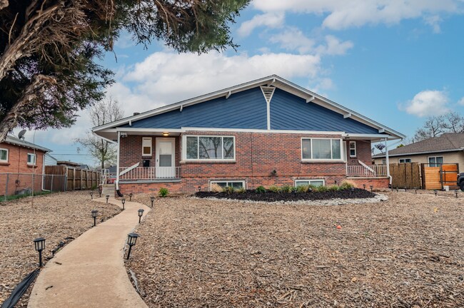 Building Photo - Spacious Updated Unit of Quadplex Availabl...