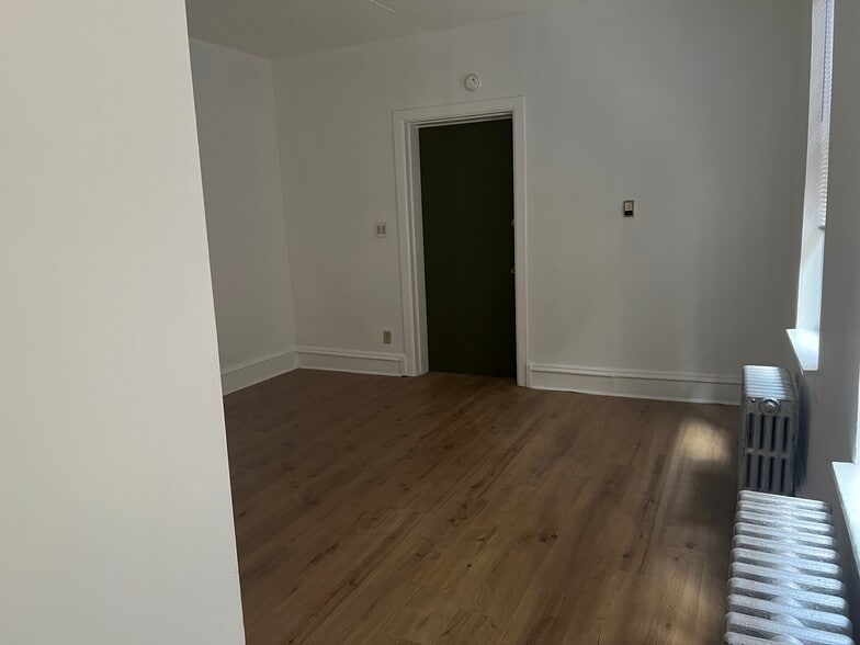Living room - 2035 E Allegheny Ave