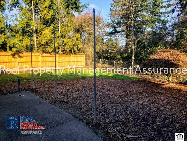 Building Photo - 324 SW Frenwood Way