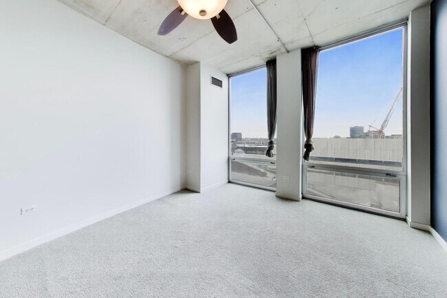 Building Photo - 720 N Larrabee St