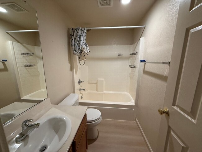 Building Photo - 2424 Sandpiper Ln