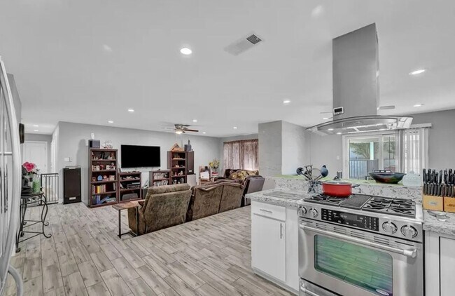 Building Photo - Beautifully renovated single-story home fe...