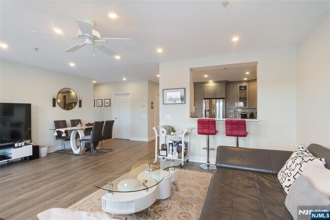 Building Photo - 302 The Promenade