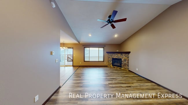 Building Photo - 205 W Ivy Rd