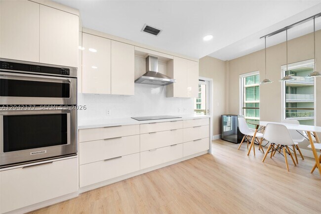 Building Photo - 2645 S Bayshore Dr