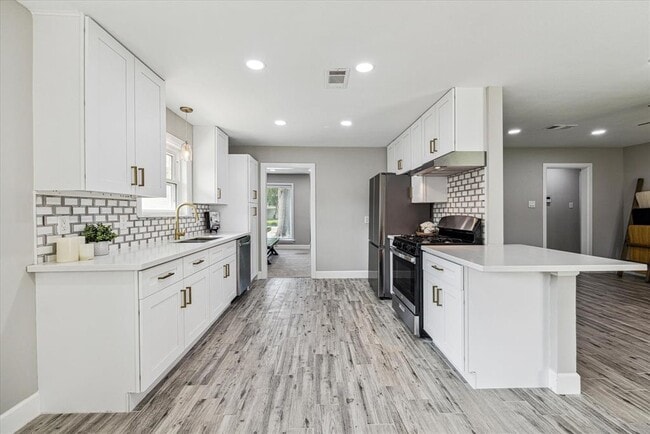Building Photo - 5259 Willowbend Blvd