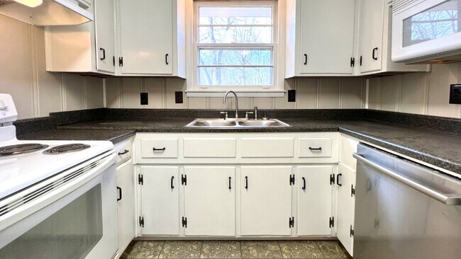 Building Photo - Coming Soon : 3BR+, 1 1/2BA house in Greenbrier