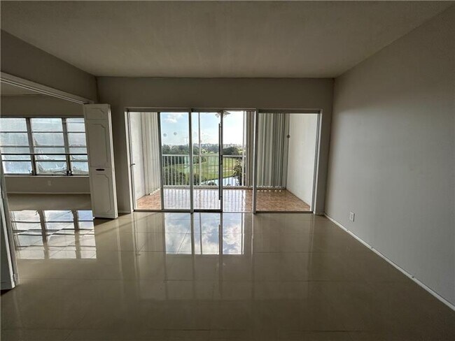 Primary Photo - 3300 N Palm Aire Dr