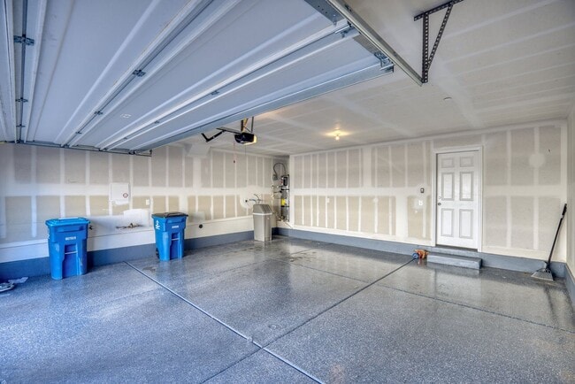 Building Photo - LIKE NEW 3 BEDROOM TOWNHOME