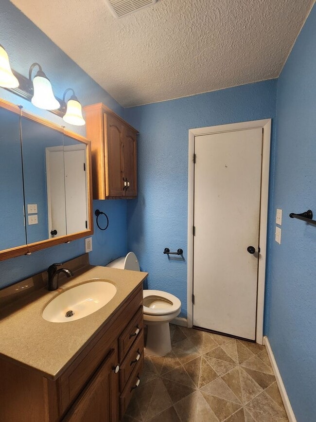 Building Photo - 3 Bedroom Home in Shawnee