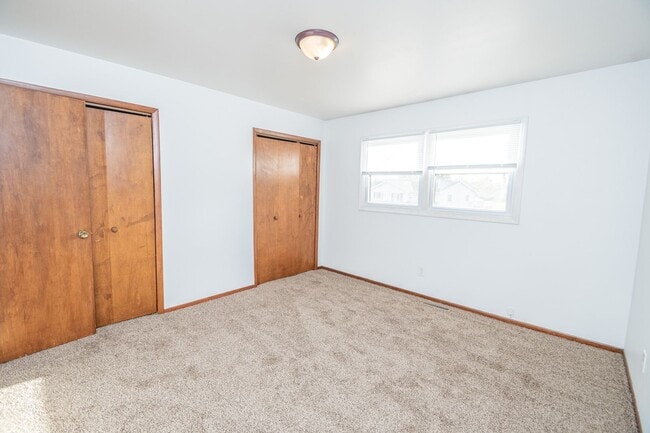 Building Photo - 2 bed 1 bath Duplex with basement in Portage