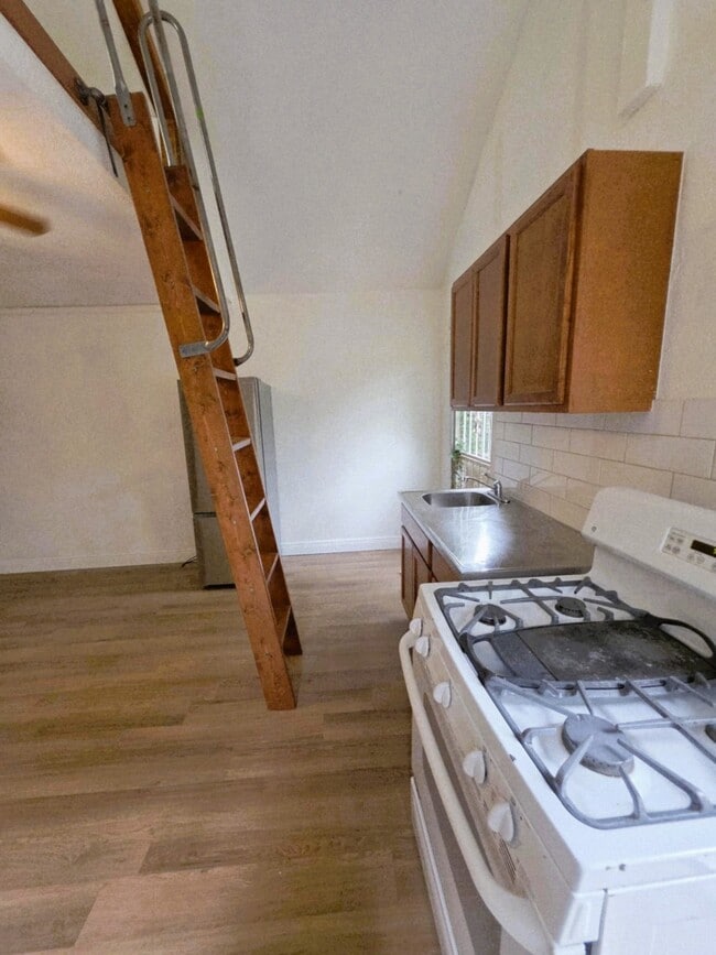 Building Photo - 6219 Saxon Dr