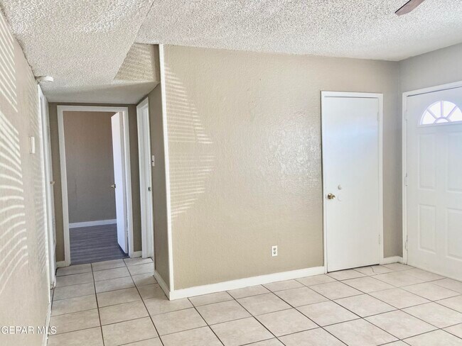 Building Photo - 601 Lomaland Dr