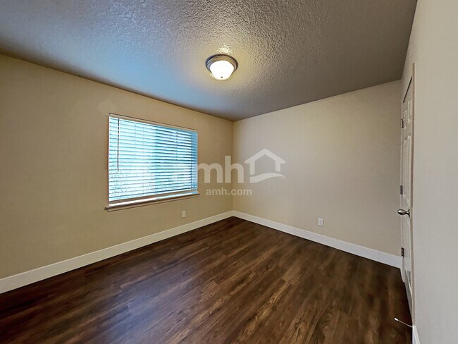 Building Photo - 809 NE 115th Cir