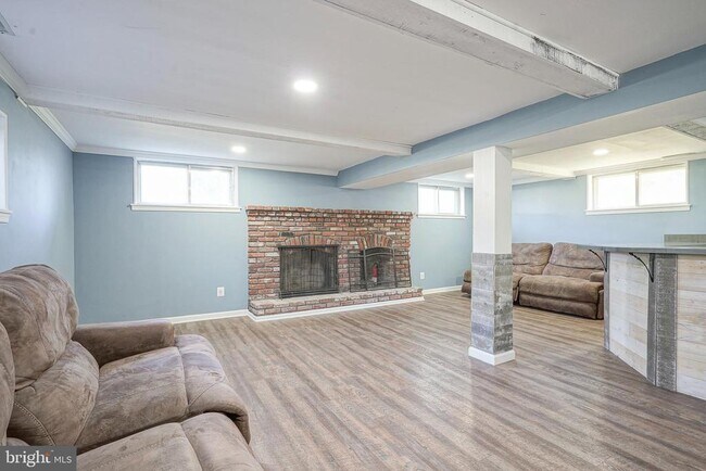 Building Photo - 1600 Holly Pkwy