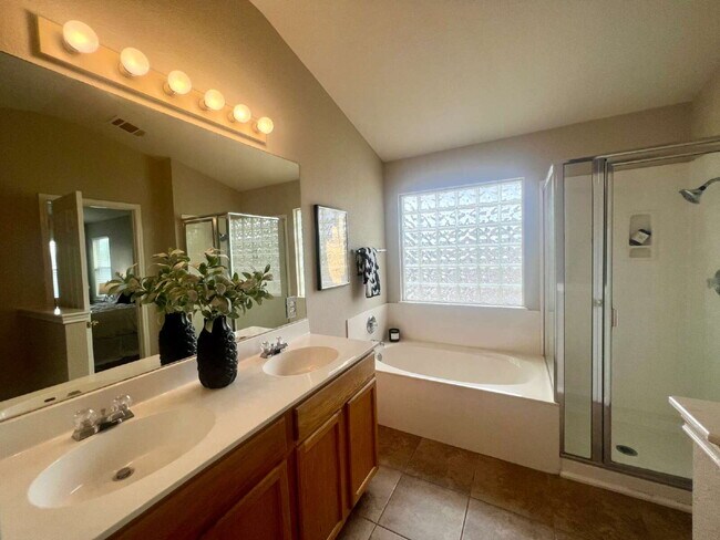 Building Photo - Kyle: Plum Creek Subdv
