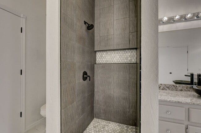 Building Photo - 1605 Silver Oak Dr