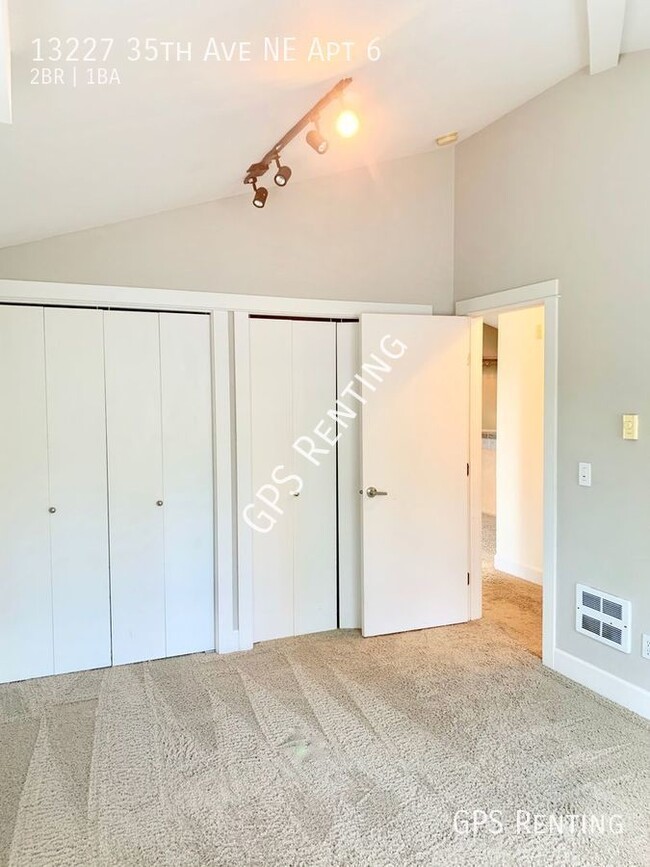 Building Photo - Top floor Condo filled with light
