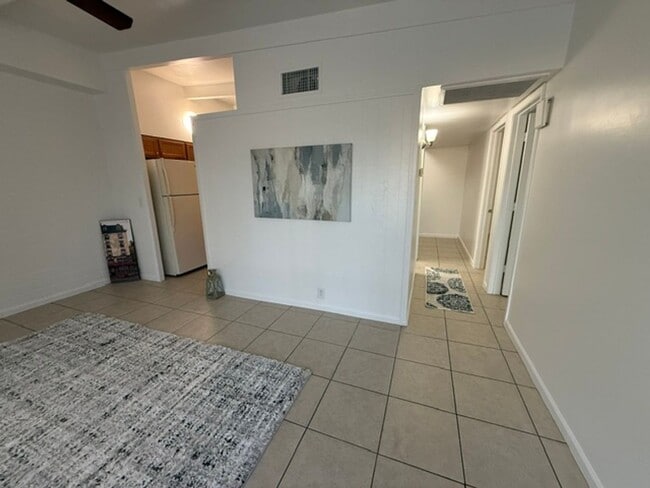 Building Photo - 2 Bed 1 Bath Spacious Apartment