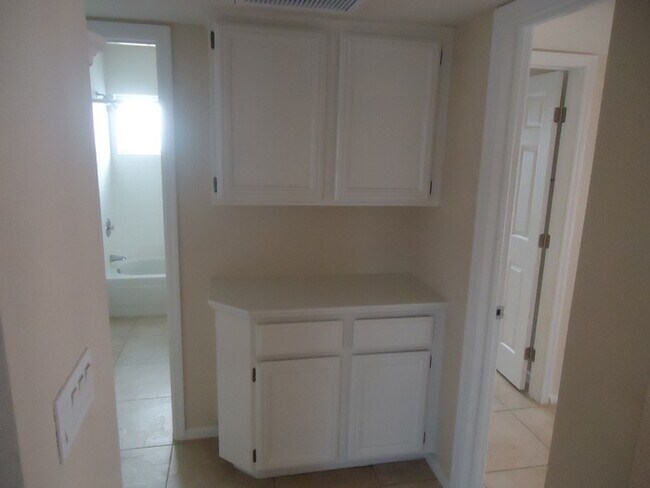 Building Photo - Nice 2/2 plus a den in Turtle Rock 6 for l...