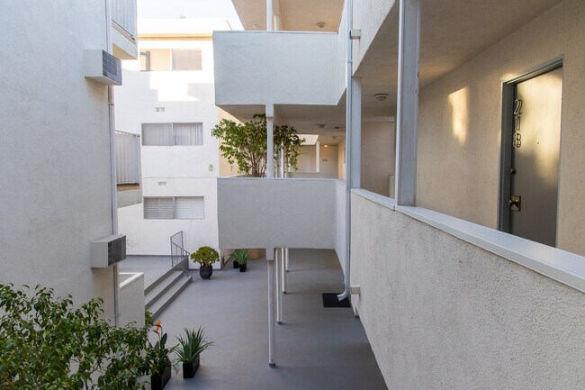 Building Photo - 960 Larrabee St