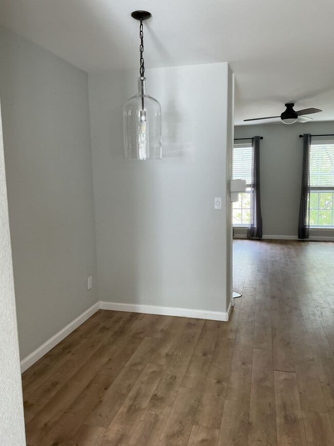 Building Photo - **Newly Upgraded Townhome**