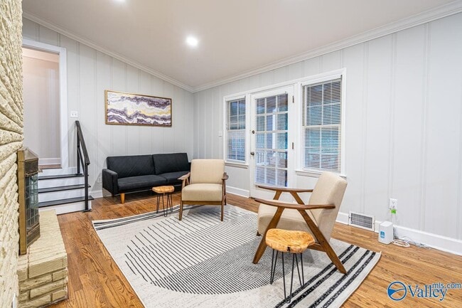 Building Photo - 702 Chambers Dr NE