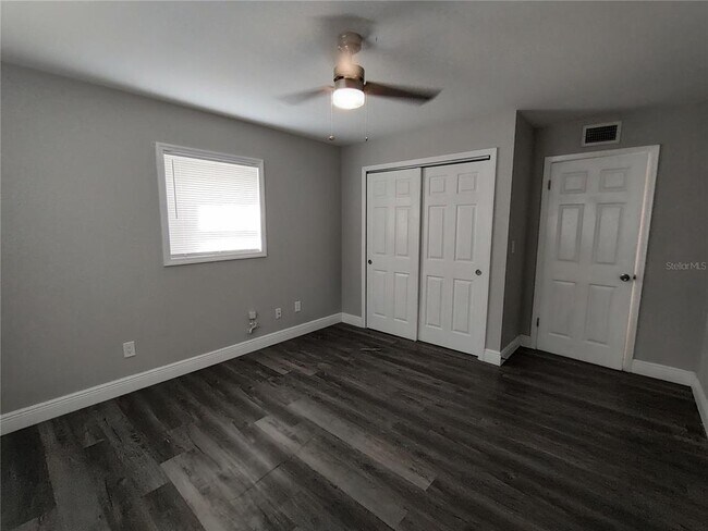 Building Photo - 320 W Howry Ave