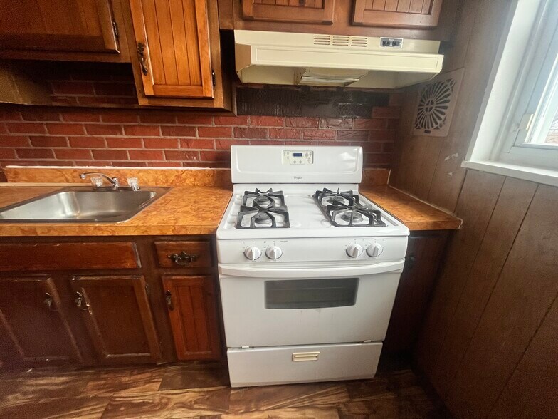 Gas stove - 4203 Doris Ave