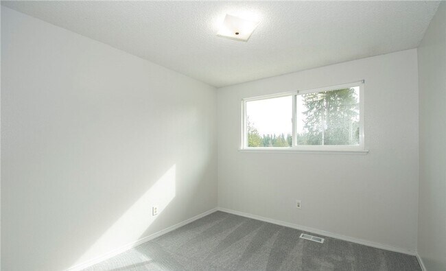 Building Photo - Gig Harbor Home on Oversized Lot