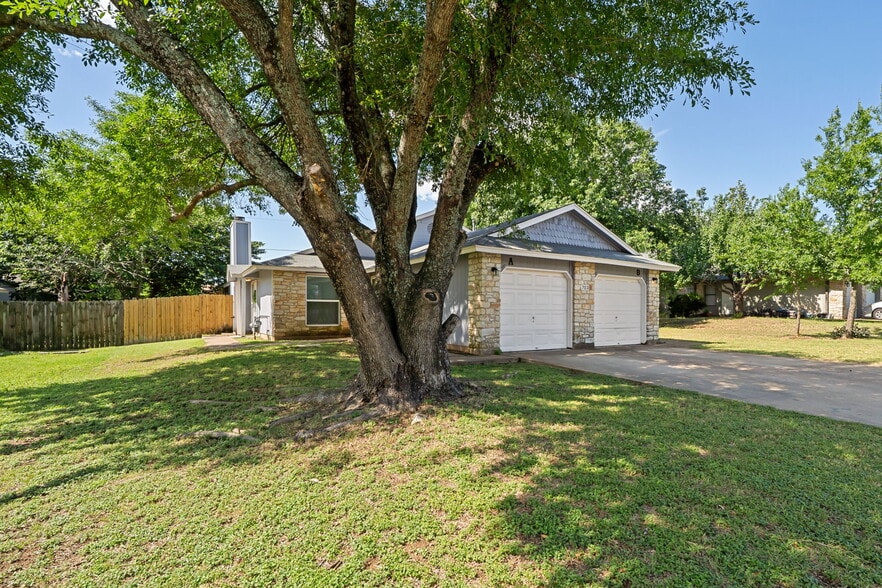 Building Photo - 703 Country Aire Dr