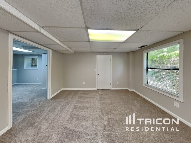 Building Photo - 5070 Ravenwood Dr
