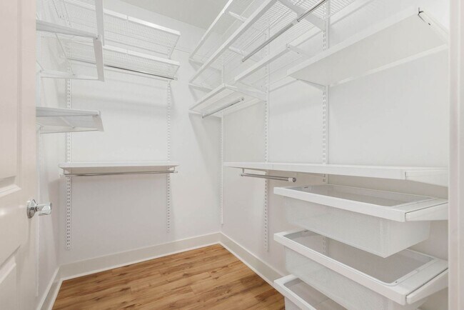 Building Photo - Prime Redmond Location!!!