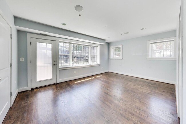 Building Photo - Happy on Harvard! Near New 2 + 2 close to ...