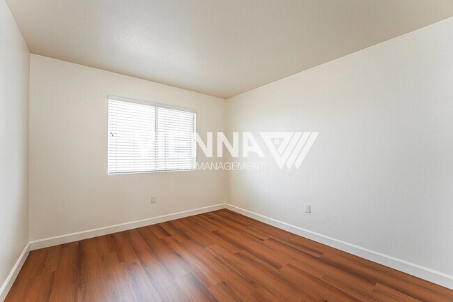 Building Photo - 493 Silverhorn Dr
