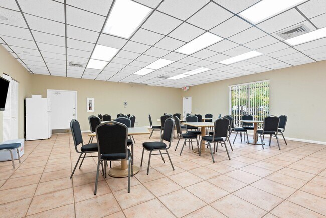 Building Photo - 450 Egret Cir
