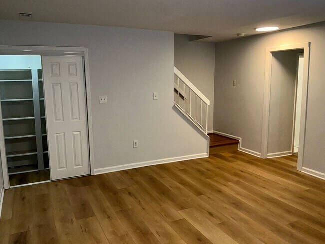 Building Photo - Very well maintained 3BR 3.5BA 3 level Colonial Townhome with fully fenced yard