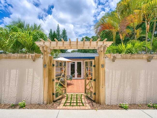 Building Photo - 1127 S Osprey Ave