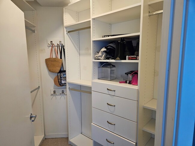 Building Photo - 909 W Washington Blvd