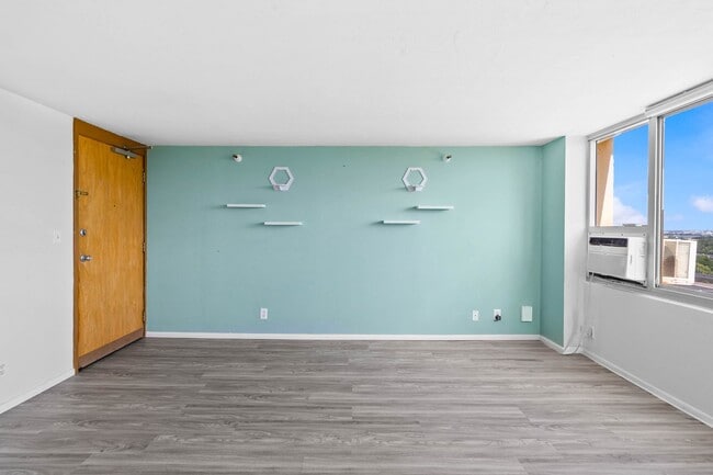 Building Photo - Welcome to your urban oasis!