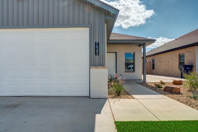 Building Photo - Brand new townhomes in Frenship East!