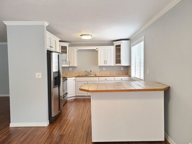 Building Photo - $1,695 - 2 Bed / 2 Bath Spacious Top Floor...