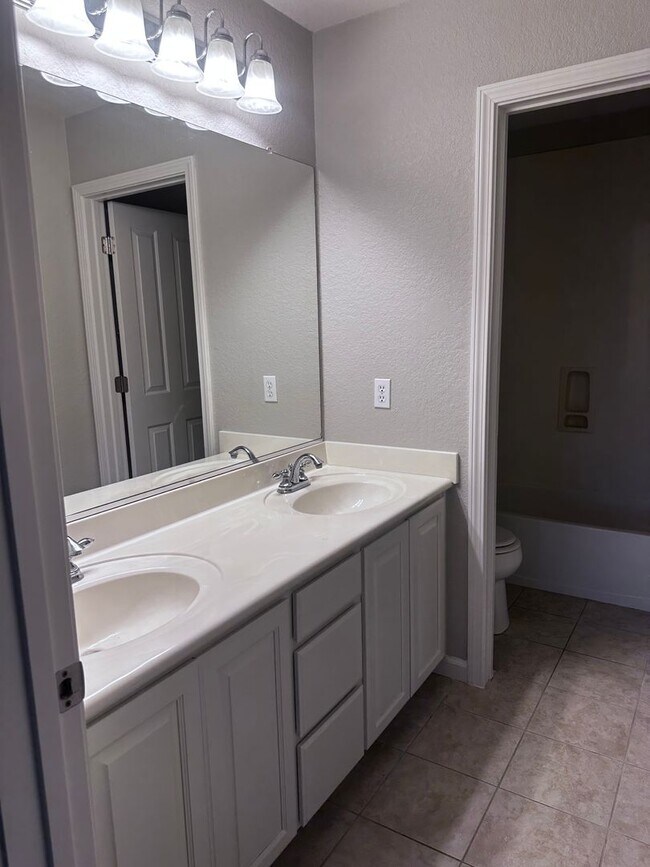 Building Photo - GORGEOUS HOME FOR RENT! NEW CARPET AND PAINT THROUGHOUT! 1 FULL BED AND BATH DOWNSTAIRS!