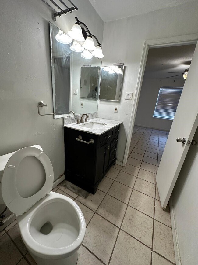 Building Photo - 9797 Leawood Blvd