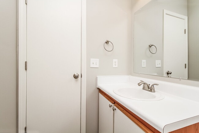 Building Photo - 1318 Lyndsey Ridge Dr